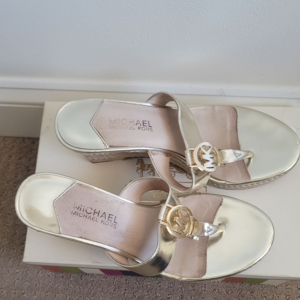Low heel wedges